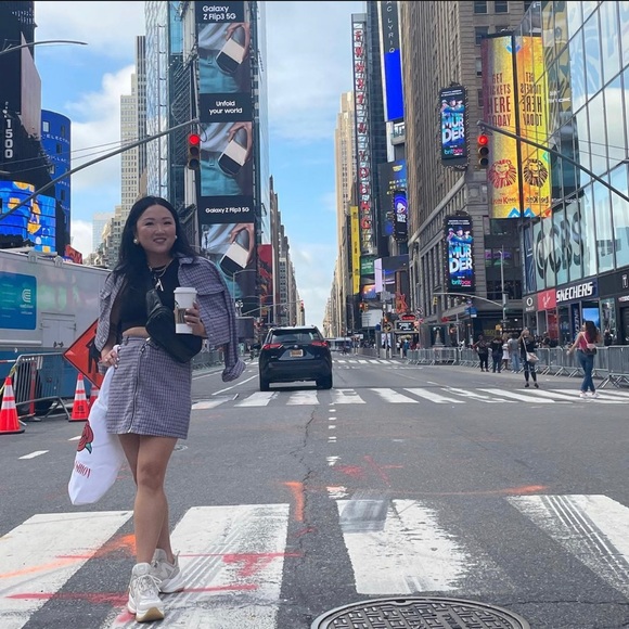 Meet your Posher, Laura - Picture 1 of 2